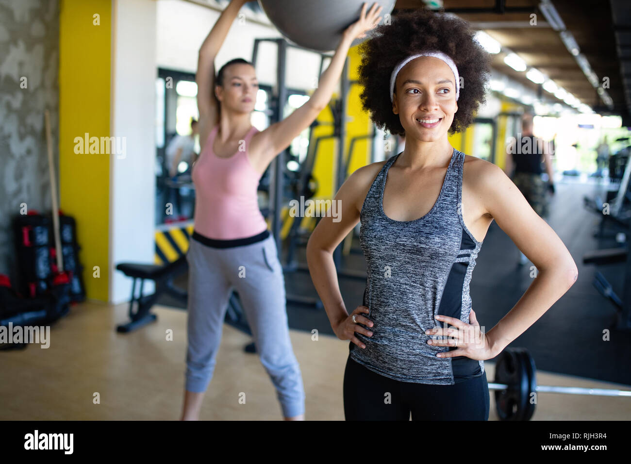 Gruppe von sportlichen Menschen in ein Fitnessstudio. Konzepte über Lebensstil und Sport in einem Fitness Club Stockfoto