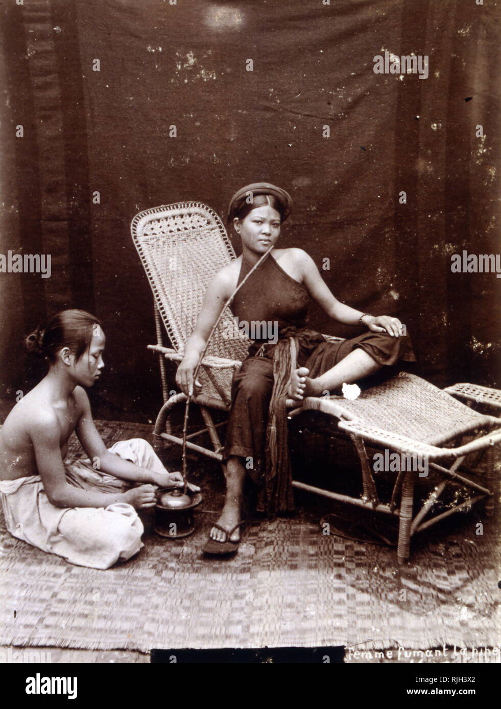 Vietnamesische Frau entspannt Rauchen einer Pfeife. kolonialen; Vietnam; Fotografie; 1895 Stockfoto