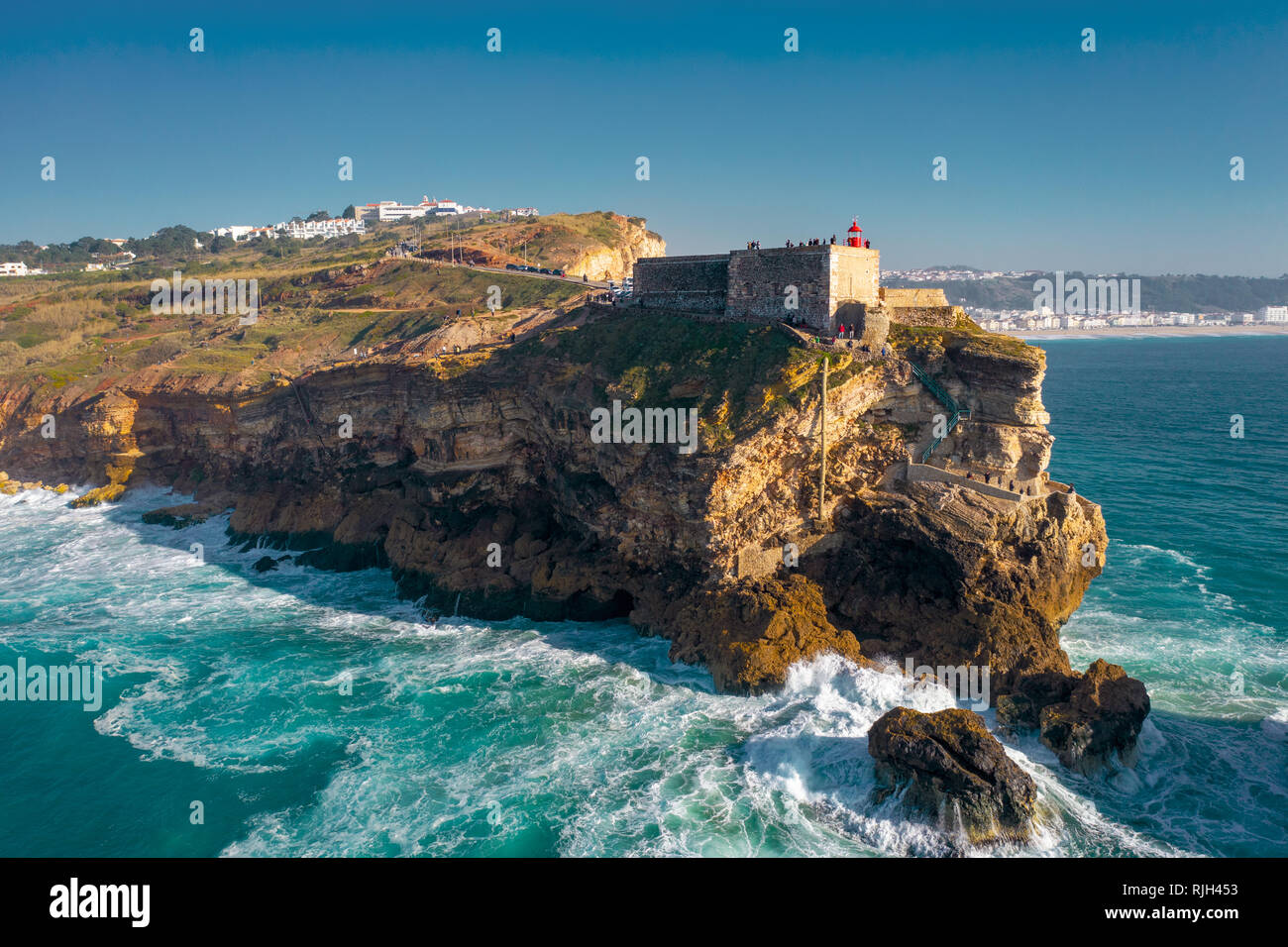 Antenne; drone Flug in der Nähe von Farol de Nazare, Sehenswürdigkeiten von Portugal Stockfoto