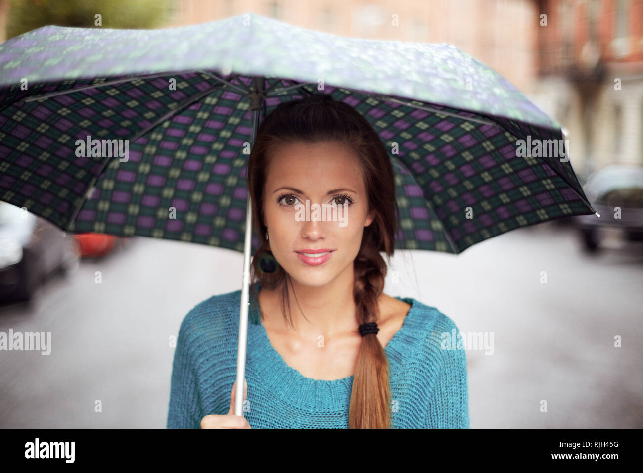 Frau mit Regenschirm Stockfoto