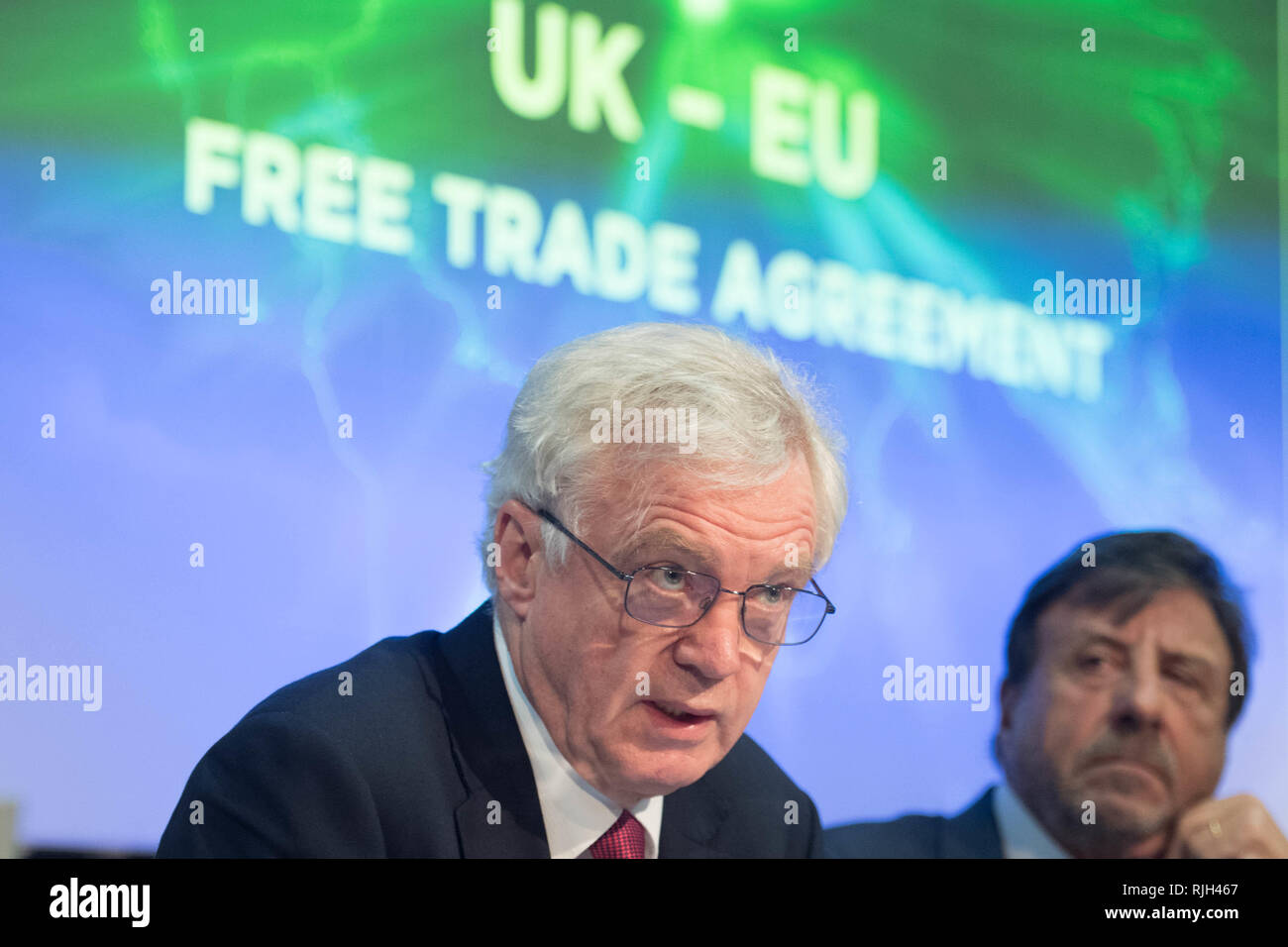 David Davis M.P. (links) und Vorsitzender des Forte Hotels, Sir Rocco Forte an der Einführung eines Papier schlägt eine UK/EU-Freihandelsabkommen im Queen Elizabeth II Conference Centre in London. Stockfoto