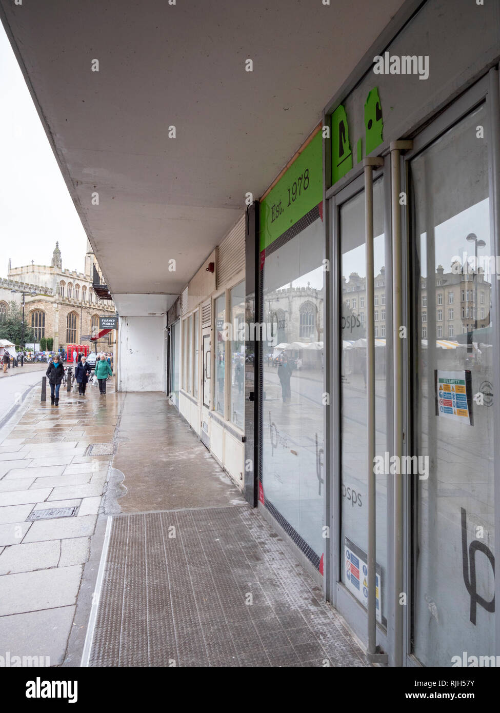 Leere Geschäfte und Einzelhandelsgeschäfte in Cambridge City Center mit den kämpfenden High Street Einzelhandel Wirtschaft in Großbritannien Stockfoto