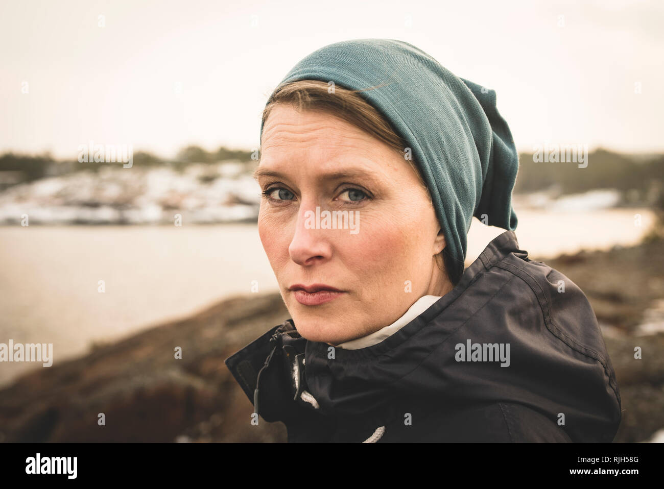 Frau, Blick in die Kamera Stockfoto