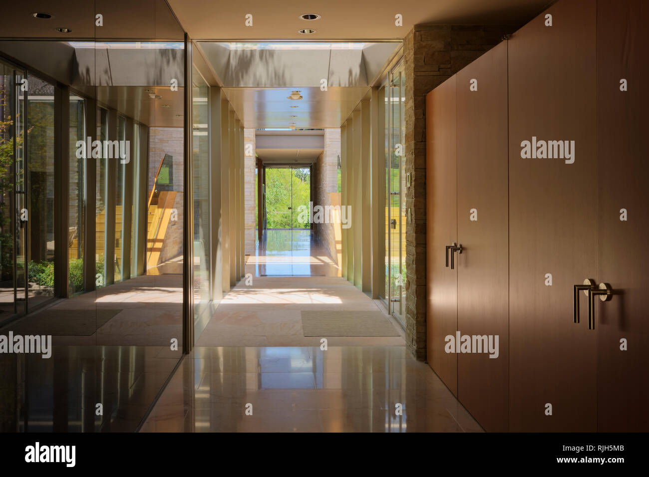 Moderne Flur In Ein Schones Zuhause Stockfotografie Alamy