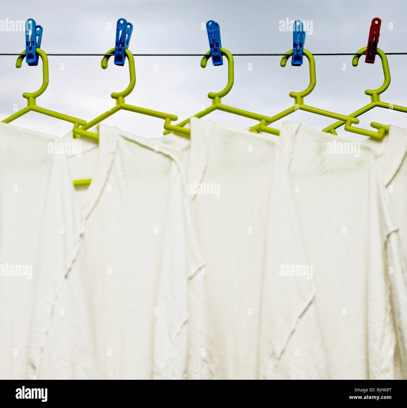 Hemden zum Trocknen aufhängen Stockfotografie - Alamy