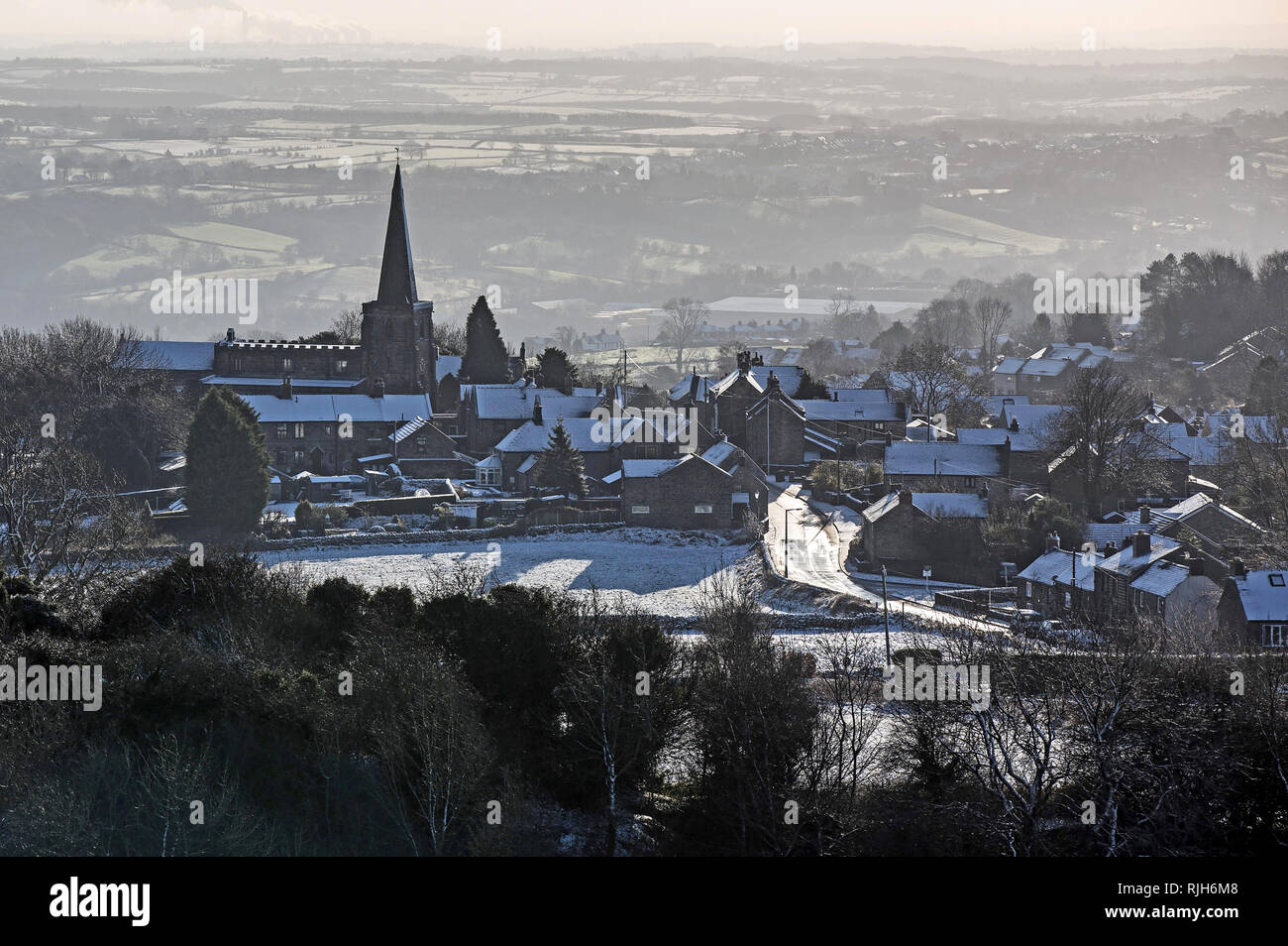 Crich Dorf im Schnee mit der Kirche St. Mary Stockfoto