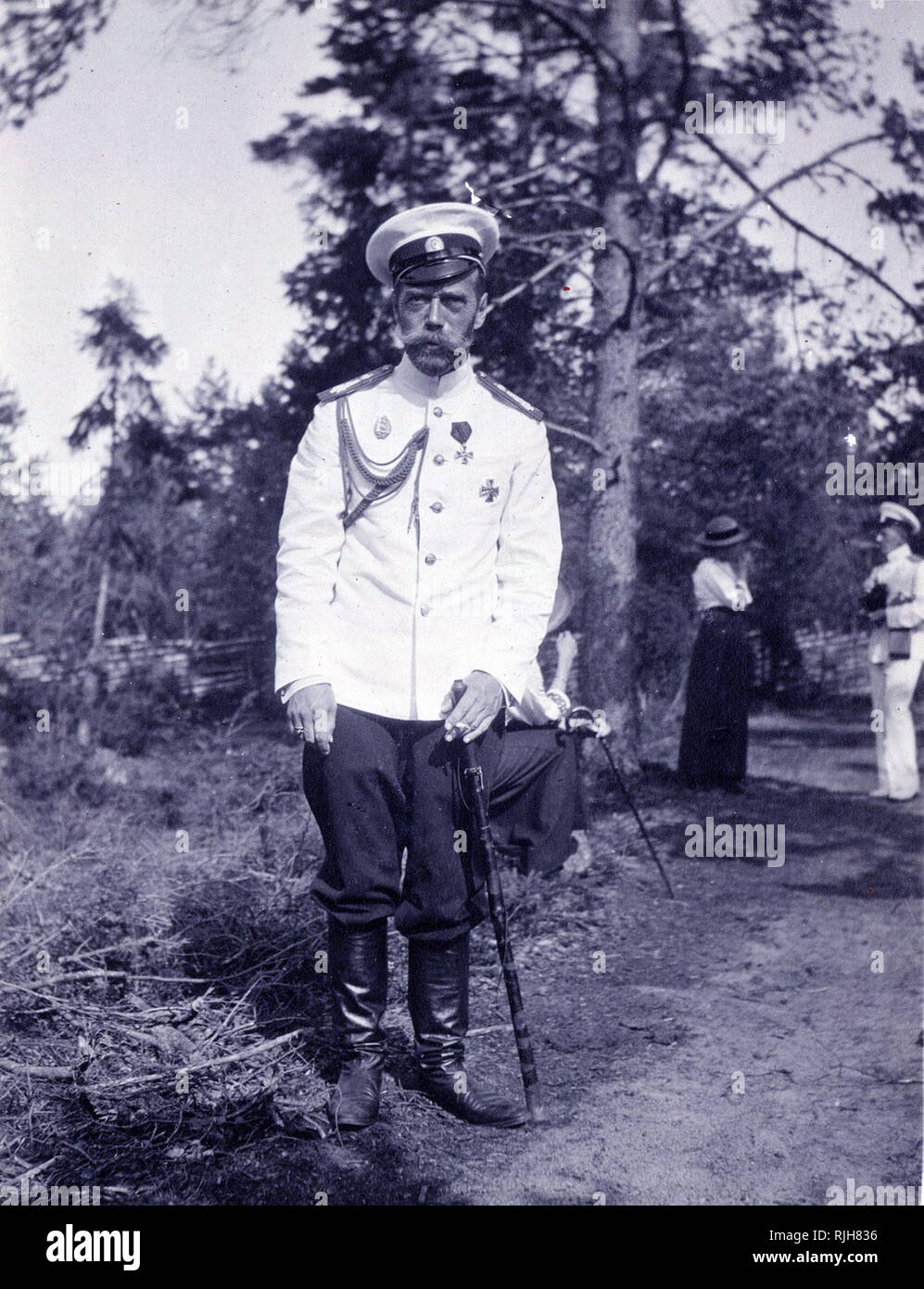 Nikolaus II. oder Nikolai II (1868 - 17. Juli 1918), Zar von Russland, während des Zweiten Weltkrieges ein. 1915. Wie der Heilige Nikolaus in der Russisch-orthodoxen Kirche bekannt, war der letzte Kaiser von Russland, Urteil vom 1. November 1894 bis zu seinem erzwungenen Abdankung am 15. März 1917. Seine Herrschaft sah den Fall des Russischen Reiches von einer der führenden Großmächte der Welt zu wirtschaftlichen und militärischen Zusammenbruch. Stockfoto