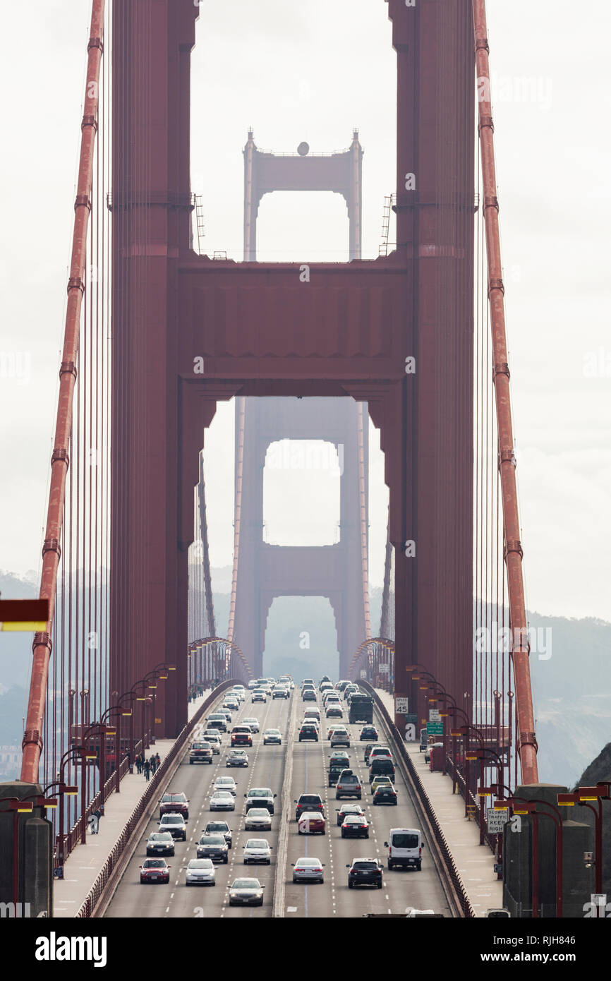 Datenverkehr auf der Golden Gate Bridge, San Francisco, USA Stockfoto