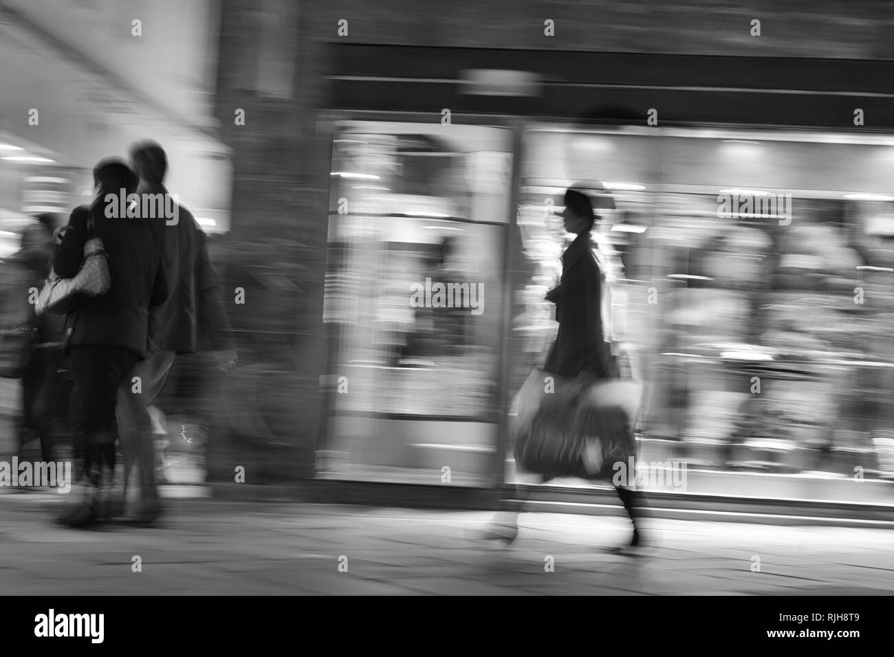 Shopping in Venedig bei Nacht, beleuchtete Geschäfte, verschwommenes Foto, Schwarz und Weiß, Venetien, Italien, Südeuropa Stockfoto