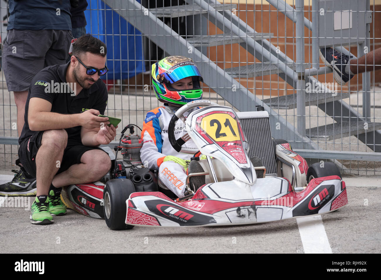 Ein Gokart-Auto steht auf der Autobahn und wartet auf den Fahrer. Go-Kart-Autos  für Kinder und Erwachsene Stockfotografie - Alamy