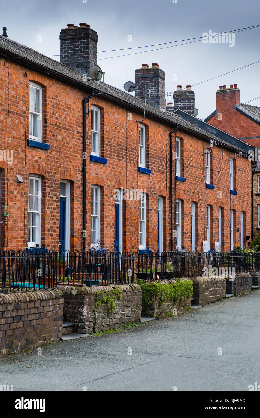 Industriegeschichte in Großbritannien: Eine Reihe von kleinen Klassiker aus dem 19. Jahrhundert Backstein artisan cottages Reihenhäuser in der Gießerei Terrasse, Llanidloes Wales UK - integrierter Arbeitnehmer in der nahe gelegenen Eisengießerei in der Stadt zu Haus Stockfoto