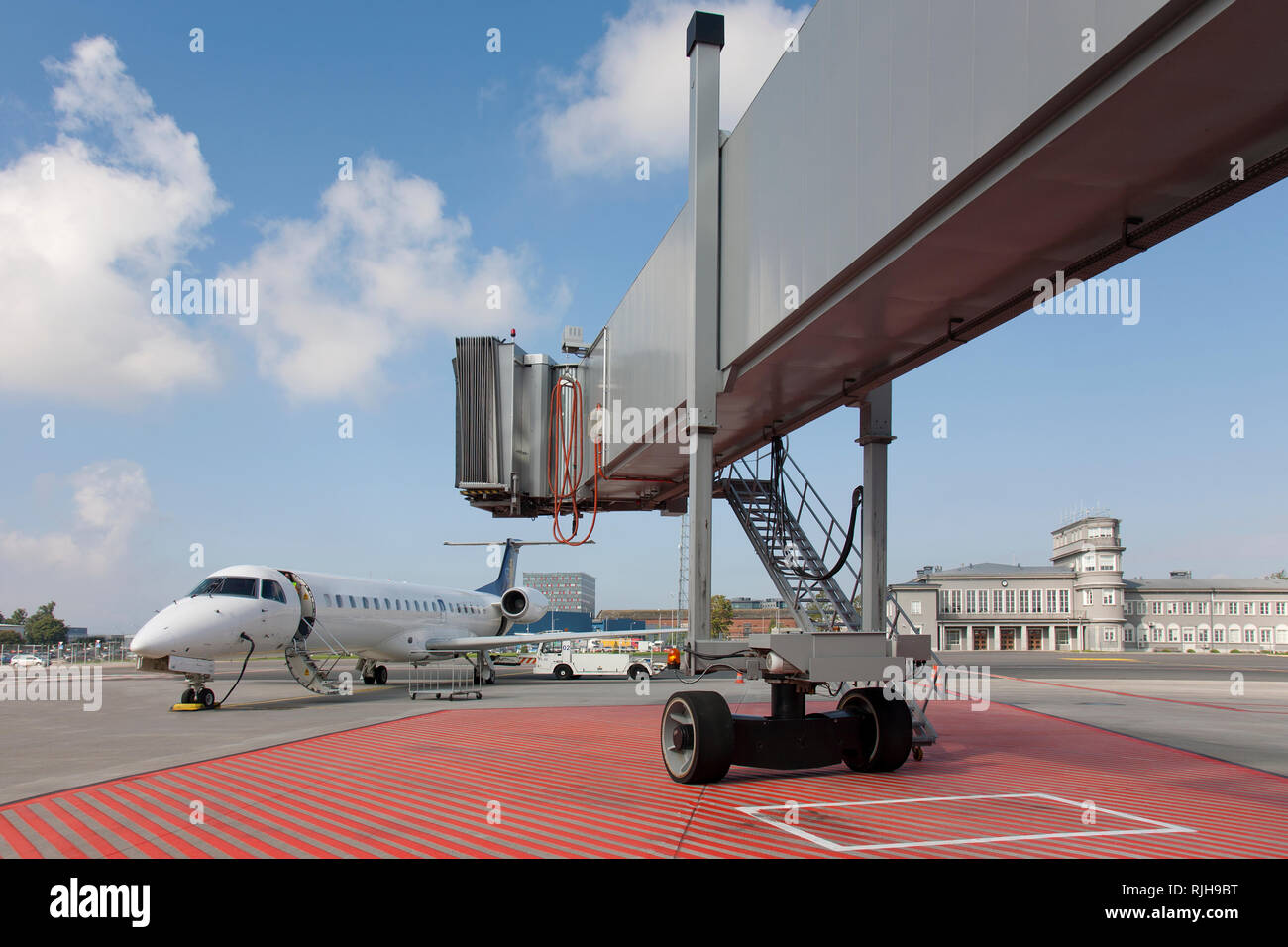 Boarding-Brücke in ein geparktes Flugzeug Stockfoto