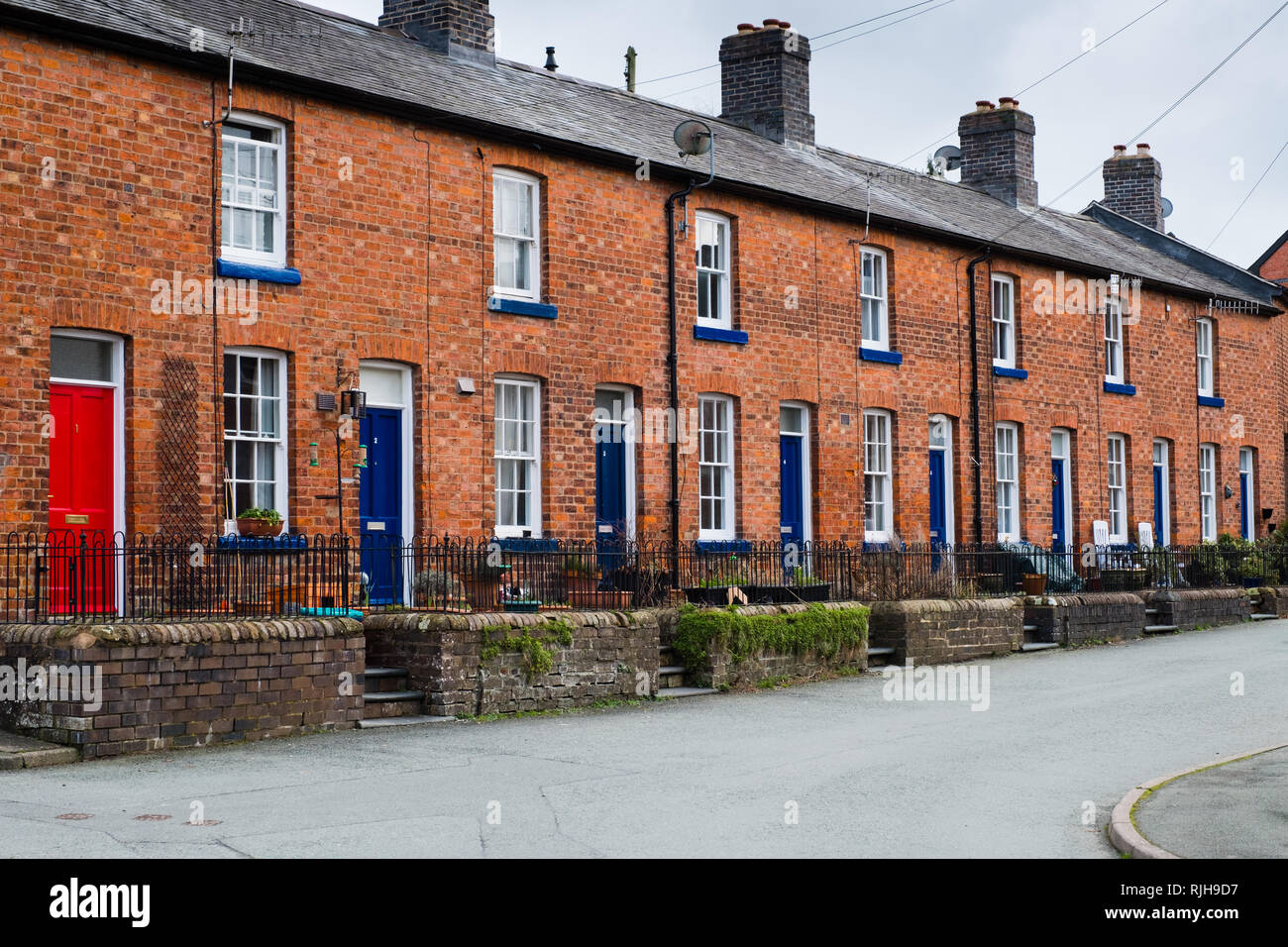 Industriegeschichte in Großbritannien: Eine Reihe von kleinen Klassiker aus dem 19. Jahrhundert Backstein artisan cottages Reihenhäuser in der Gießerei Terrasse, Llanidloes Wales UK - integrierter Arbeitnehmer in der nahe gelegenen Eisengießerei in der Stadt zu Haus Stockfoto