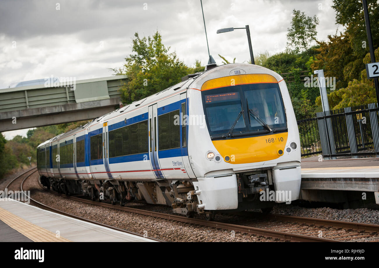 Klasse 168 Clubman Personenzug in der Chiltern Railways livery an einem Bahnsteig in Großbritannien warten. Stockfoto