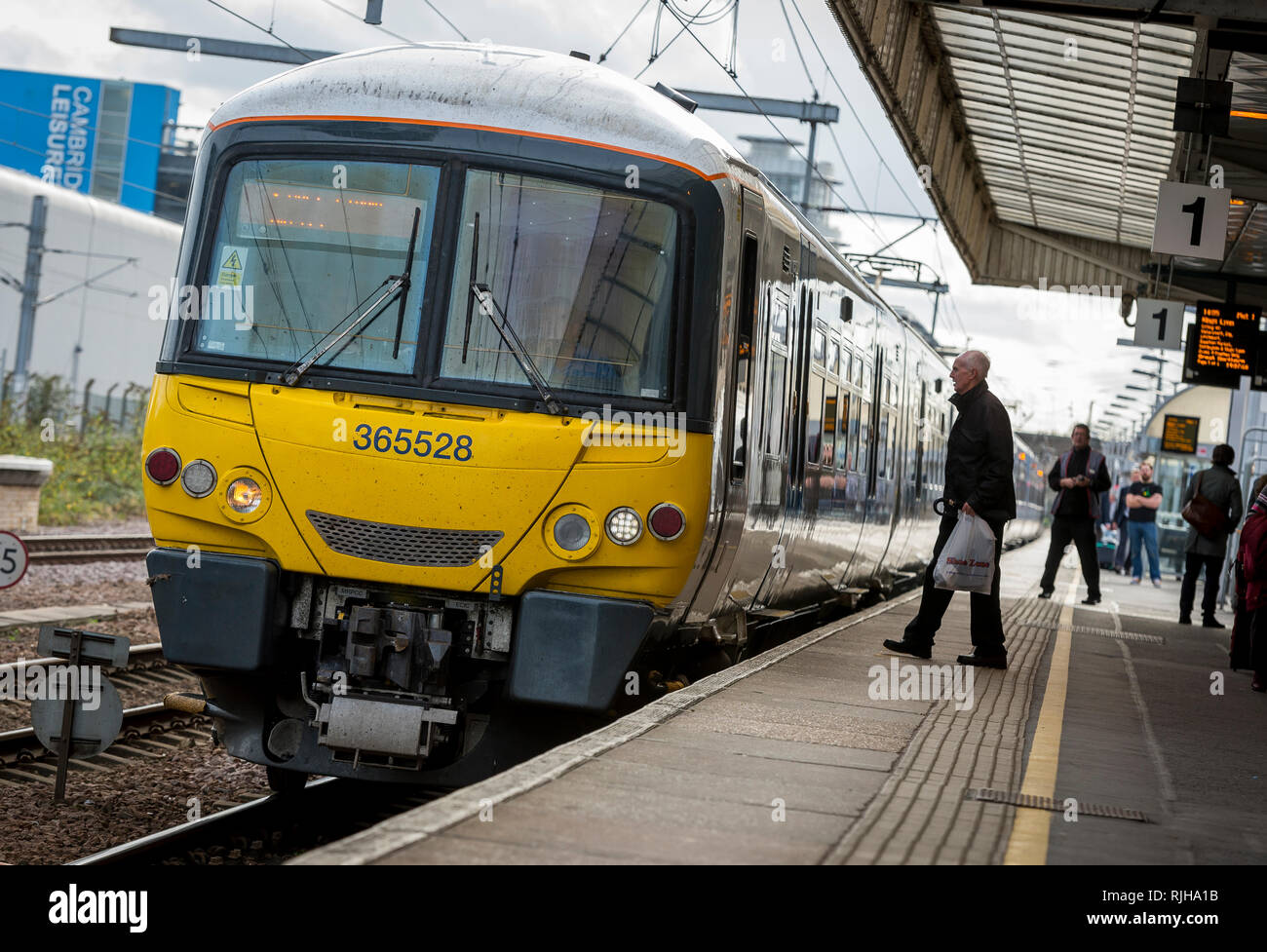 Klasse 365 Networker Express Dual voltage Electric Multiple Unit Train in Great Northern livery an einem Bahnhof in Großbritannien warten. Stockfoto