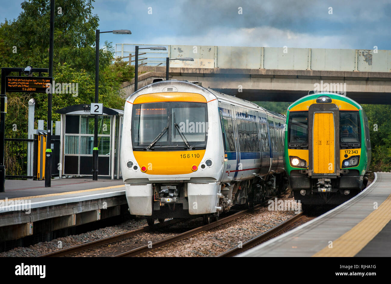 Turbostar-Personenzug der Klasse 172 in London Midland-Lackierung mit einem Clubman der Klasse 168 in Chiltern Railways-Lackierung. Stockfoto