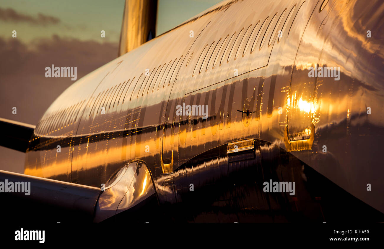 Nahaufnahme der Seite eines Monarchen Flugzeug Airlines in der Dämmerung am Flughafen Gatwick, England warten. Stockfoto