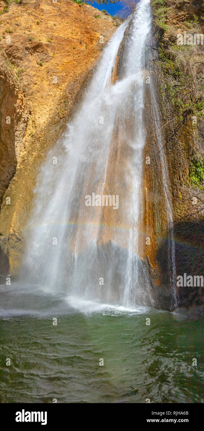 Panorama von einem Wasserfall, das in einen moosigen Mauer aus Stein und fallen in einen Teich. Landschaft Stockfoto