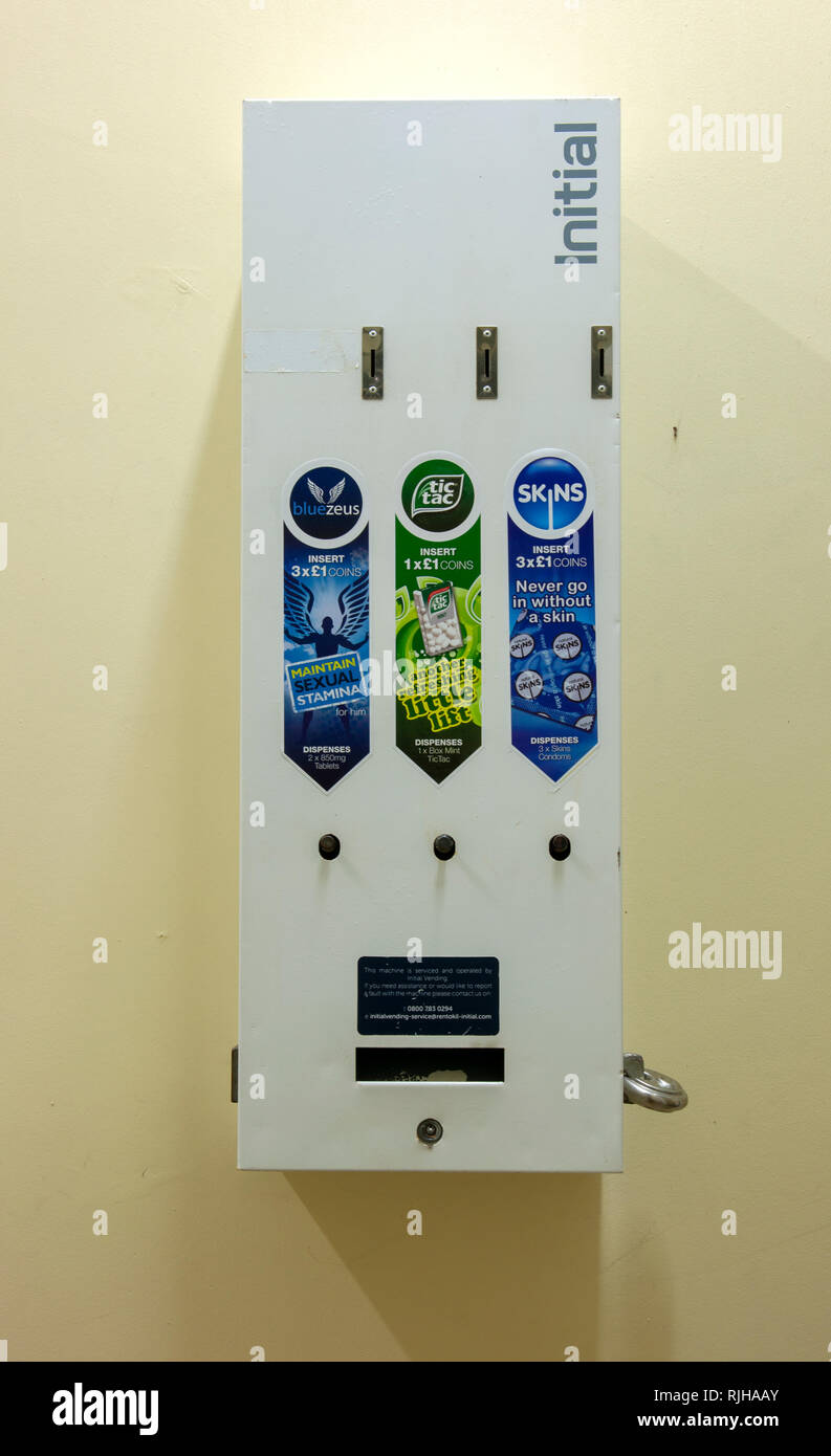 Empfängnisverhütende Maschine in den mens Toilette, England, UK. Stockfoto