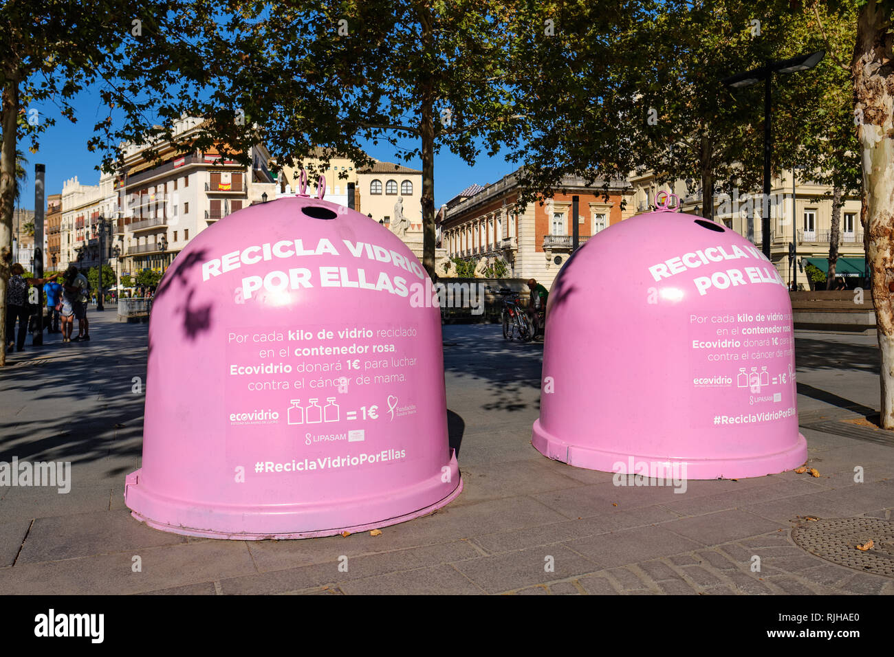 Zwei Pink Recycling Bins für Glas, Sevilla, Andalusien, Spanien Stockfoto