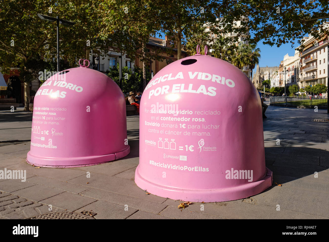 Zwei Pink Recycling Bins für Glas, Sevilla, Andalusien, Spanien Stockfoto