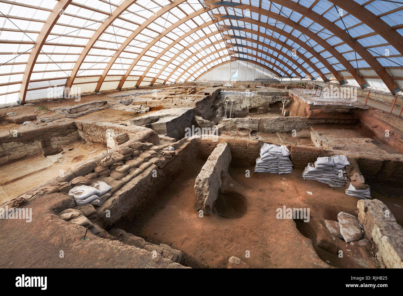 Jungsteinzeit bleibt aus Lehmziegeln Häuser Mauern des Nordens ecavation, 7500 v. Chr. bis 5700 v. Chr., Catalyhoyuk Archäologische Stätte, Çumra, Konya, Türkei Stockfoto