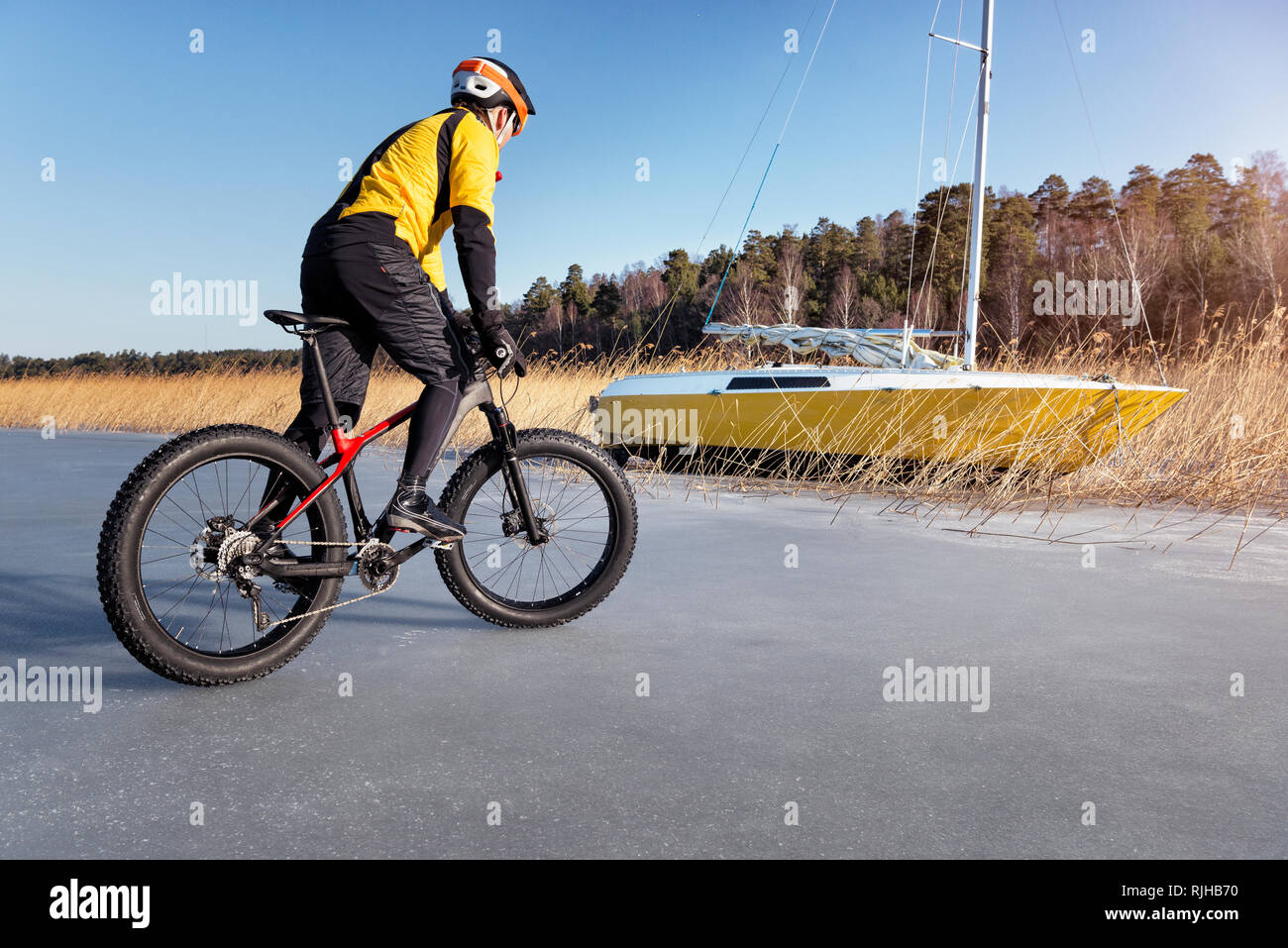 Man Radfahren auf einem zugefrorenen See Stockfoto