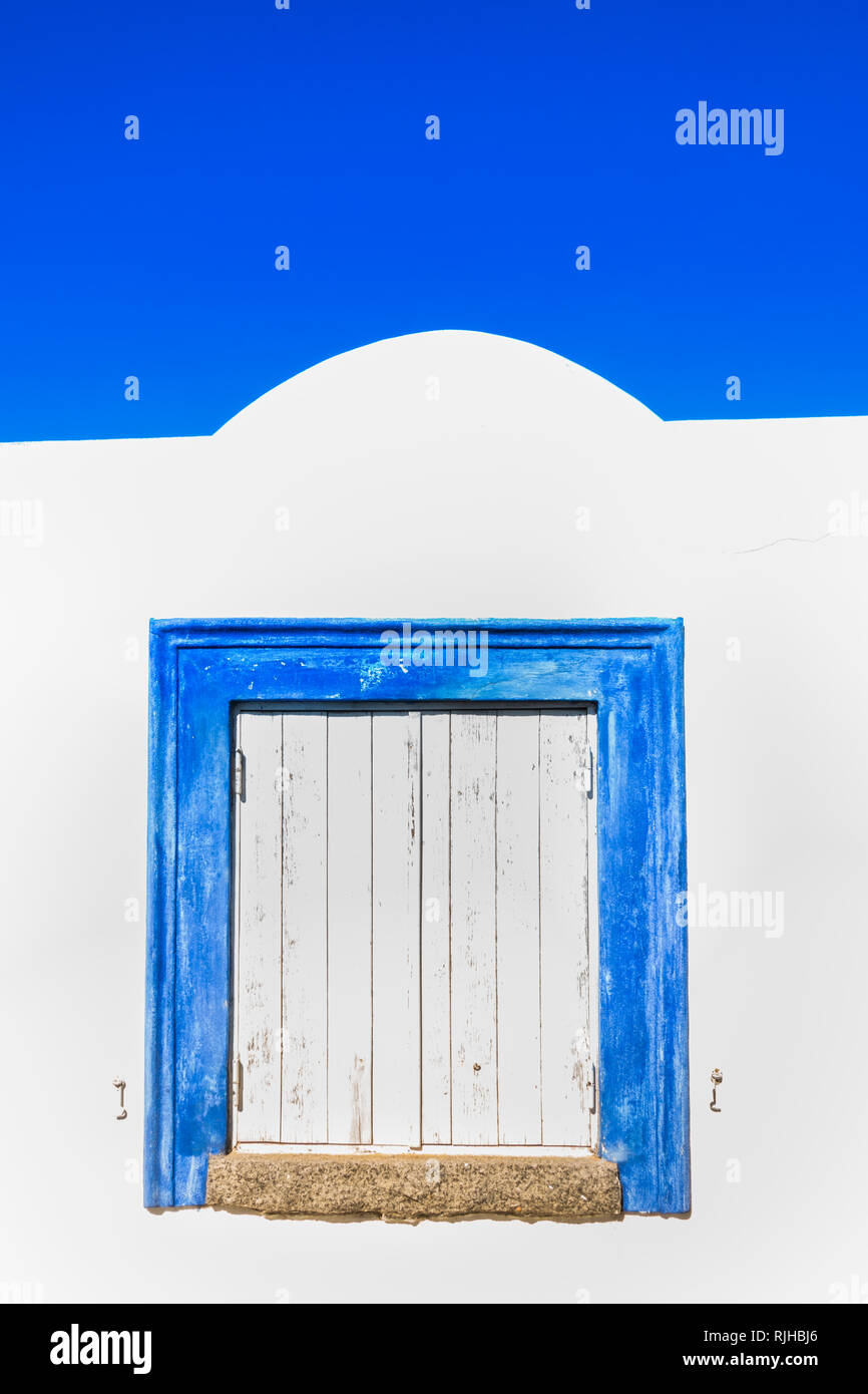 Historische algarve Architektur Gebäude mit blauen gerahmten Fenster Stockfoto