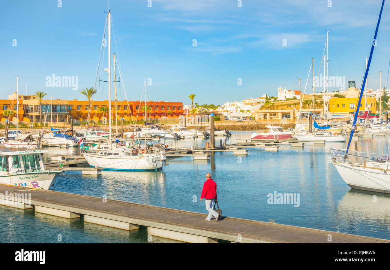 Yachten und Kondominium, Portimao marina Stockfoto