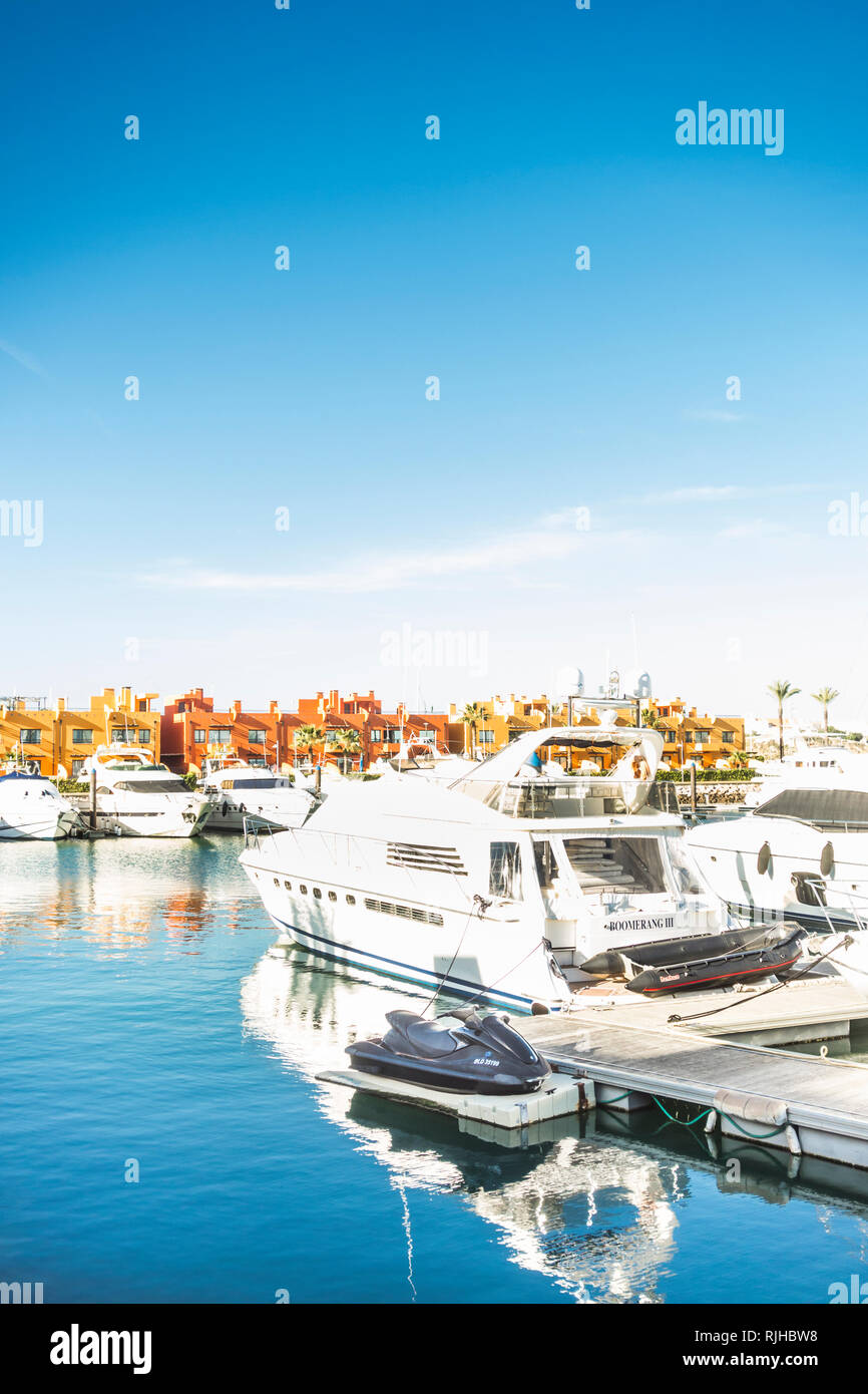 Yachten und Kondominium, Portimao marina, Stockfoto