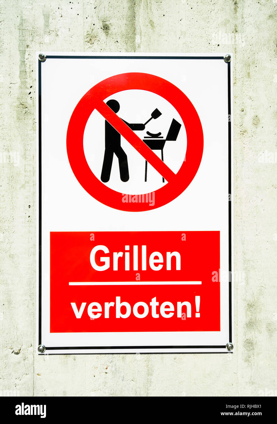 Zeichen: mit Piktogramm und Text: "Grillen verboten!", "Keine Grillen' Stockfoto