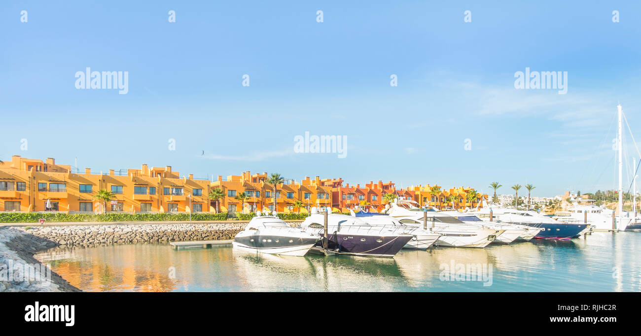 Yachten und Kondominium, Portimao marina, Stockfoto