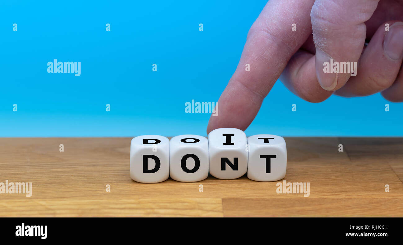 Hand würfeln und Änderungen das Wort 'Don't' zu 'Do it'. Persönliche selbst ändern. Stockfoto