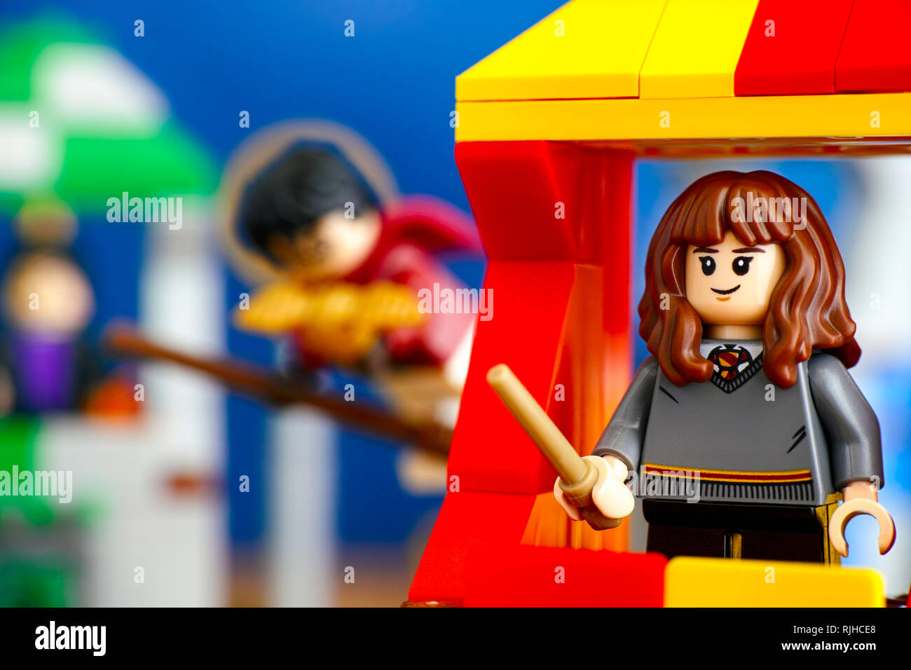 Tambow, Russische Föderation - Januar 20, 2019 Quidditch Spiel Lego Harry Potter spielen. Hermine Granger Minifigur auf Gryffindor Turm. Stockfoto
