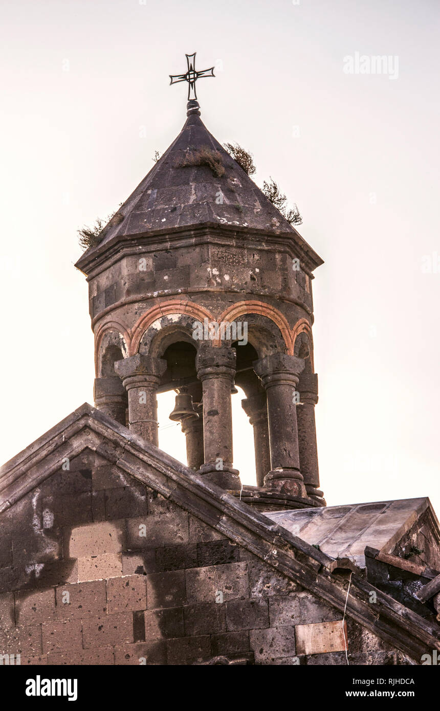 Dach Dach der Glockenturm ruht auf Bögen unterstützt durch acht geschnitzte Säulen im Kloster Saghmosavank in der Nähe der Stadt Ashtarak Stockfoto