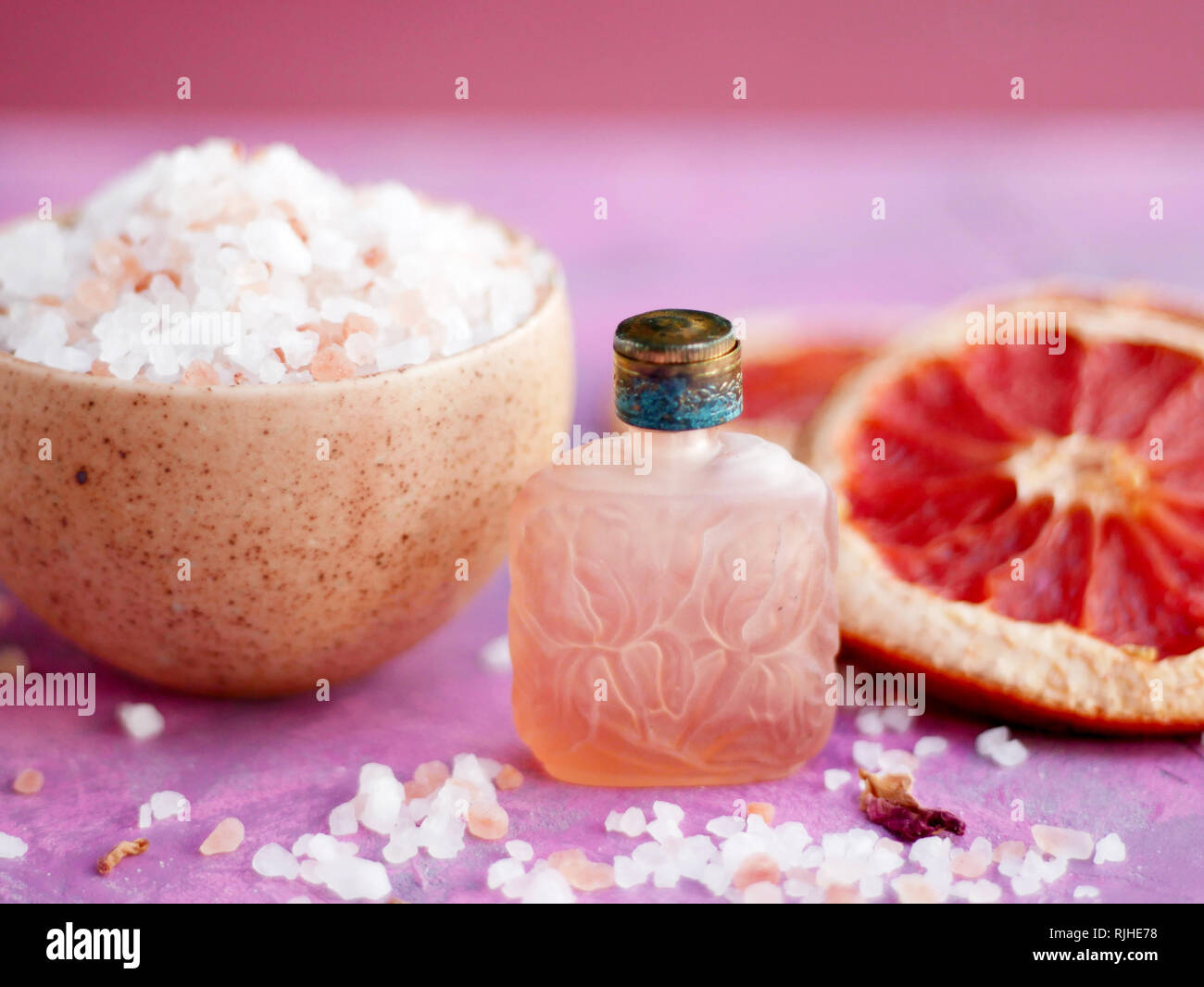 Gesundheit und Schönheit detail Bild der nährenden Meersalz und rosa Grapefruit Duft Stockfoto