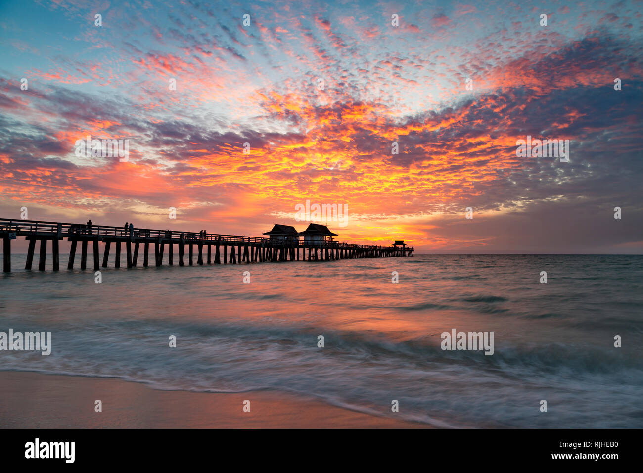 Sonnenuntergang über dem Golf von Mexiko am Naples Pier entlang der Florida Gulf Coast, Naples, Florida, USA Stockfoto