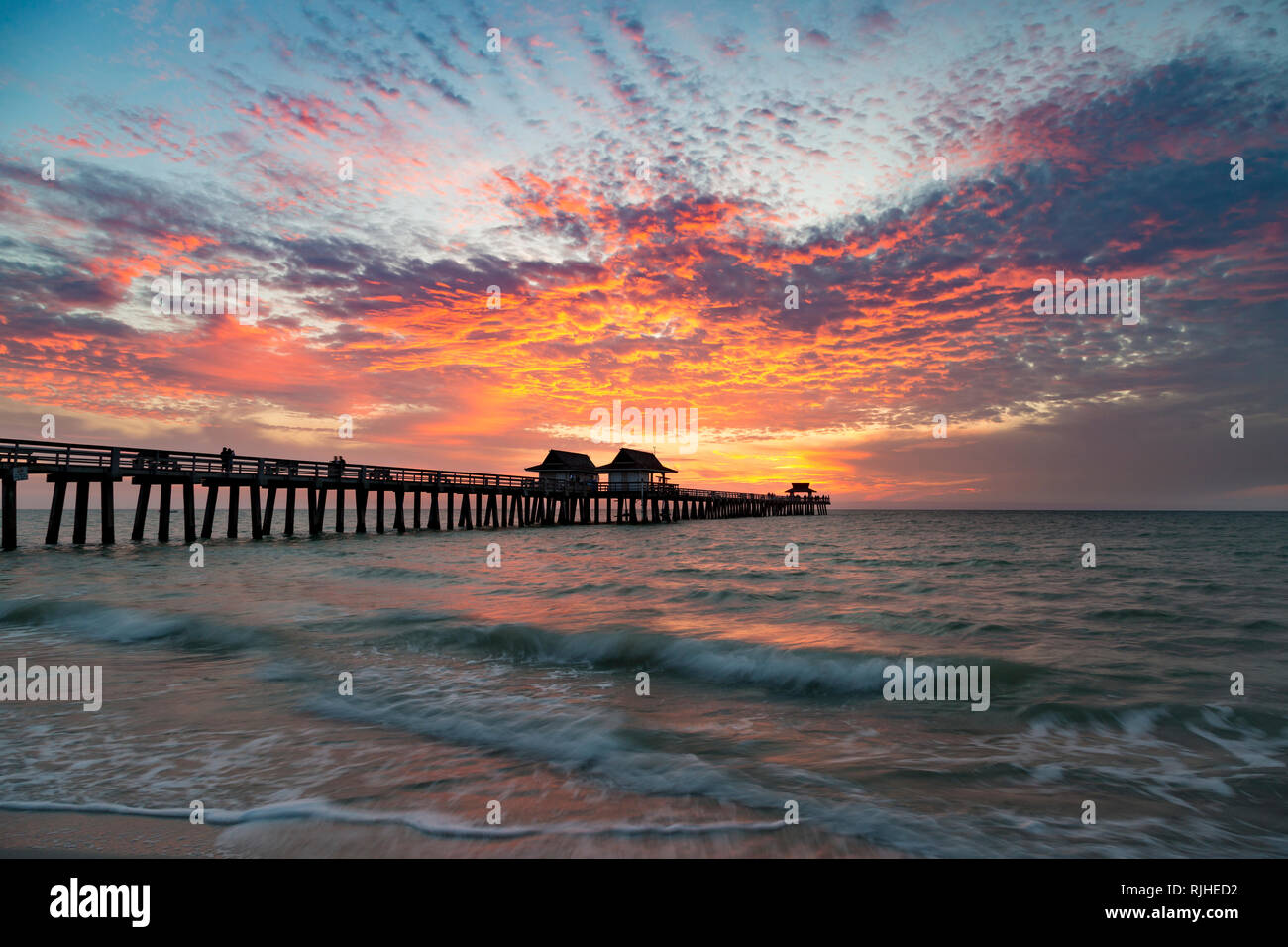 Sonnenuntergang über dem Golf von Mexiko am Naples Pier entlang der Florida Gulf Coast, Naples, Florida, USA Stockfoto