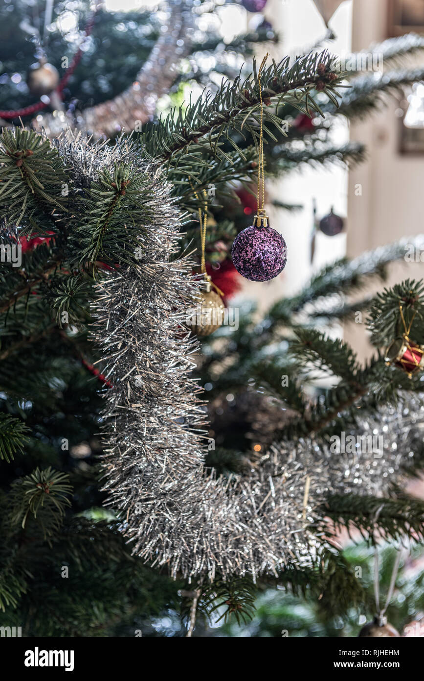 Silber Lametta und Kugeln auf Weihnachtsbaum Stockfoto