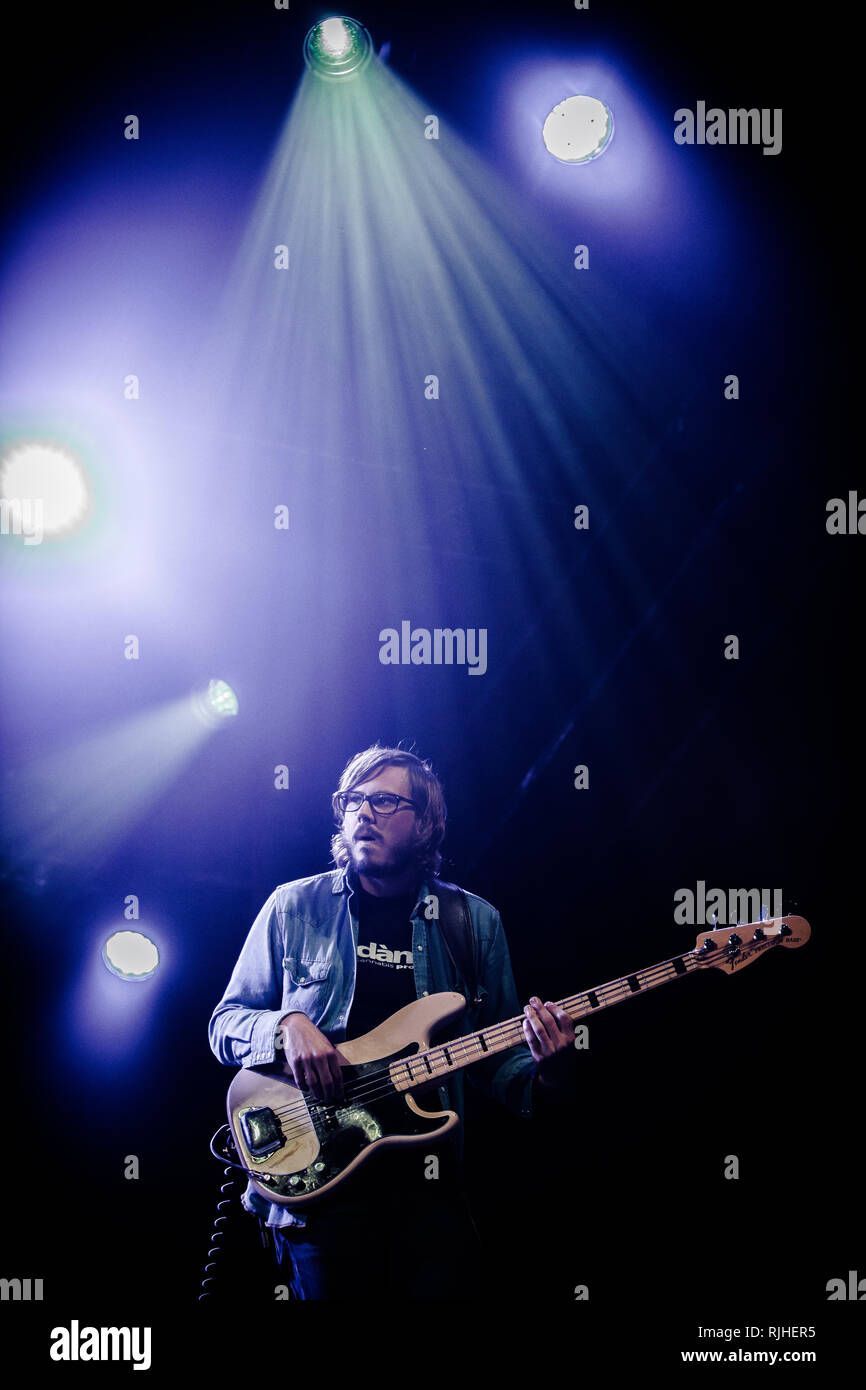 Sturgill Simpson, die American Country Sänger, Musiker und Songwriter, führt ein Live Konzert in der dänischen Folk, Blues und Country Music Festival Tønder Festival 2015. Hier Bandmitglied Kevin Schwarz auf Bass ist live auf der Bühne gesehen. Dänemark, 27.08 2015. Mit Ausnahme von Dänemark. Stockfoto