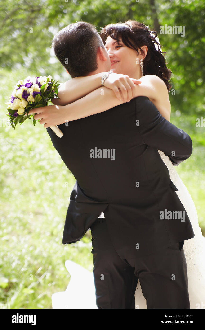 Die Braut und der Bräutigam am Hochzeitstag spinning für einen Spaziergang Stockfoto