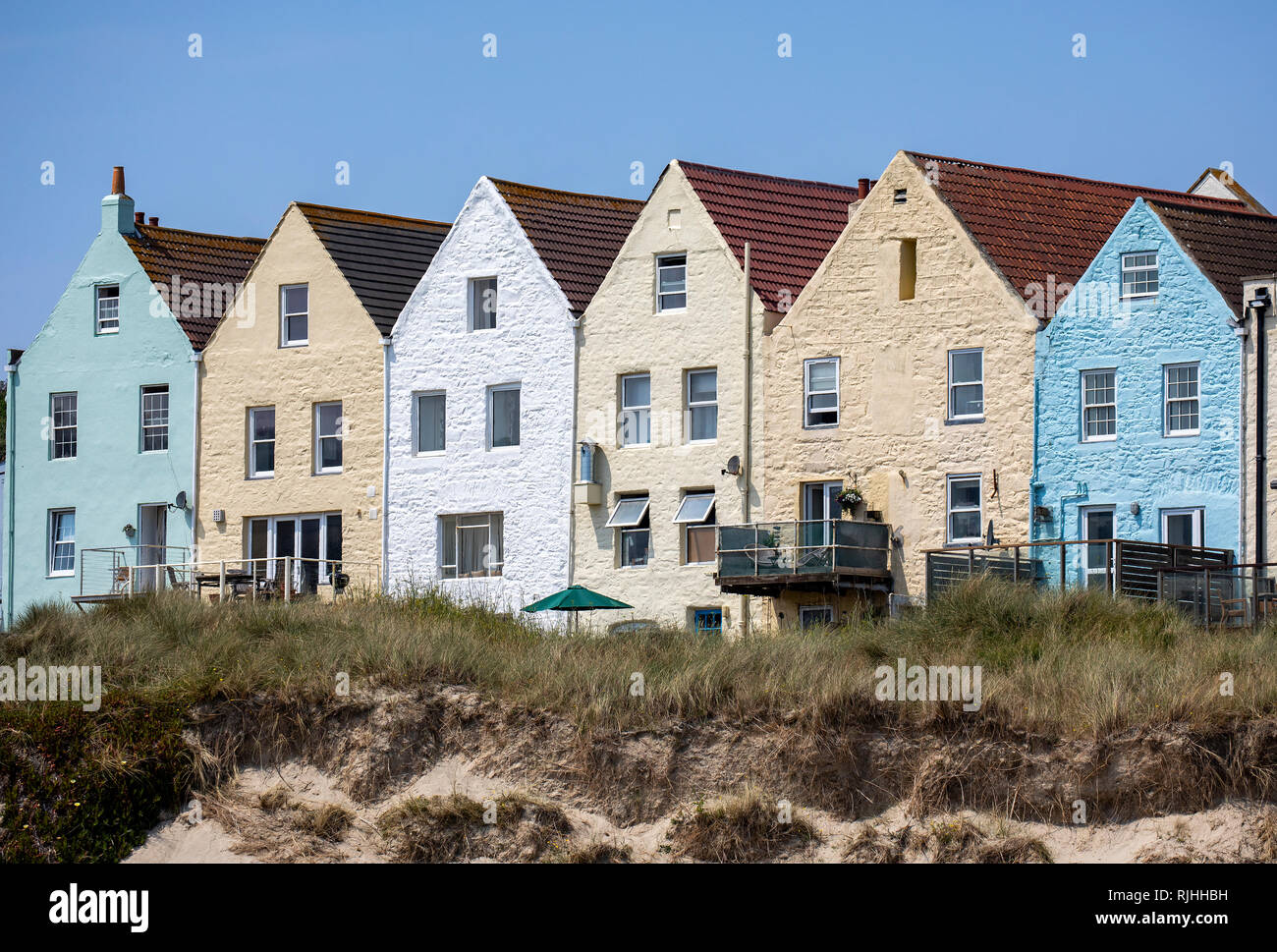 Die englische Reihe von bunten Reihenhäuser in der Nähe von Braye Hafen auf Alderney, Restaurants und Unterkünfte. Stockfoto