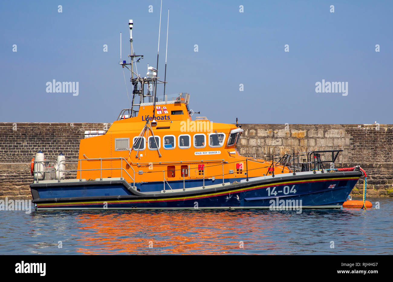 Alderney Rettungsboot in Braye Hafen mit dem Wellenbrecher. Stockfoto