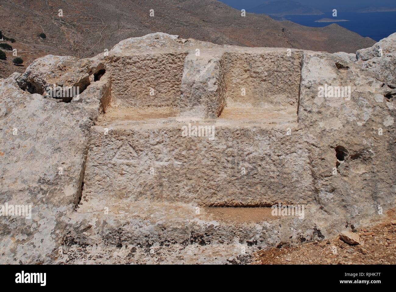 Die Throne der griechischen Götter Zeus und Hekate gemeißelt in Stein in den Hügeln oberhalb von Chorio auf der griechischen Insel Chalki. Stockfoto