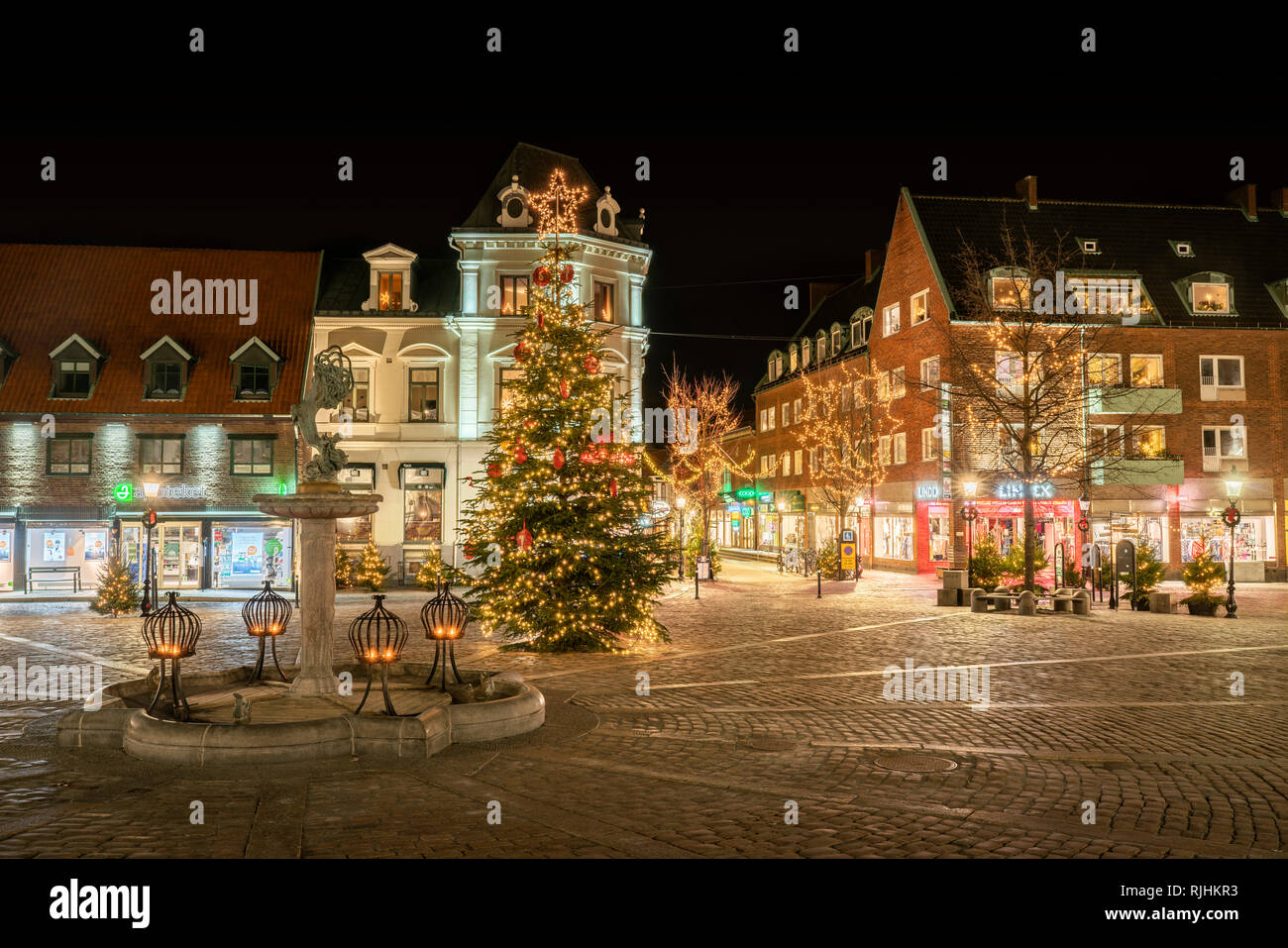 Nacht am Hauptplatz (Stortorget) in der Nacht zu Weihnachten, Ystad, Skåne, Schweden, Skandinavien Stockfoto