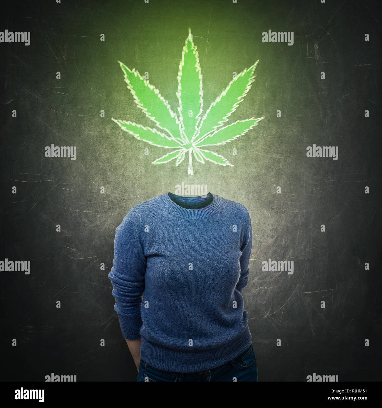 Surreale portrait Anonyme junge Frau mit Marihuana Blatt Symbol statt Kopf über dunkle Tafel Hintergrund isoliert. Cannabis Legalisierung als Medi Stockfoto