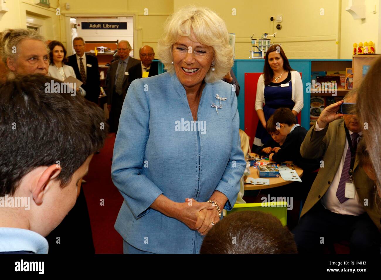 Die Herzogin von Cornwall visits Brassen Community Library im Wald von Dean, Gloucestershire, Kennzeichnung der Bibliothek gewinnen Der vaisey Prize 2018. Stockfoto