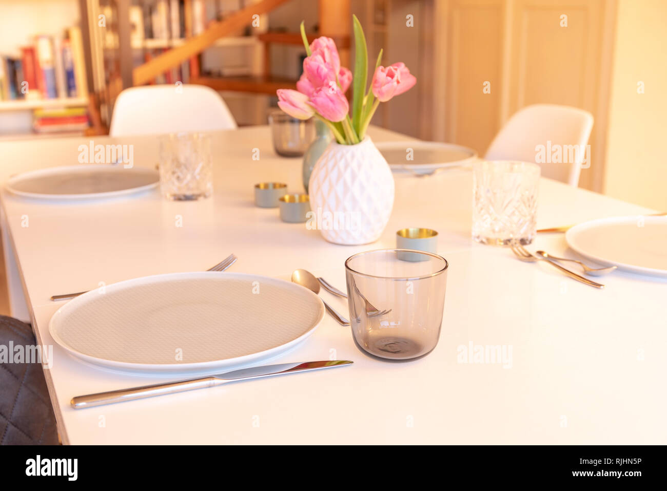 Dekorierten Tisch mit Platten und Tulpen Stockfoto