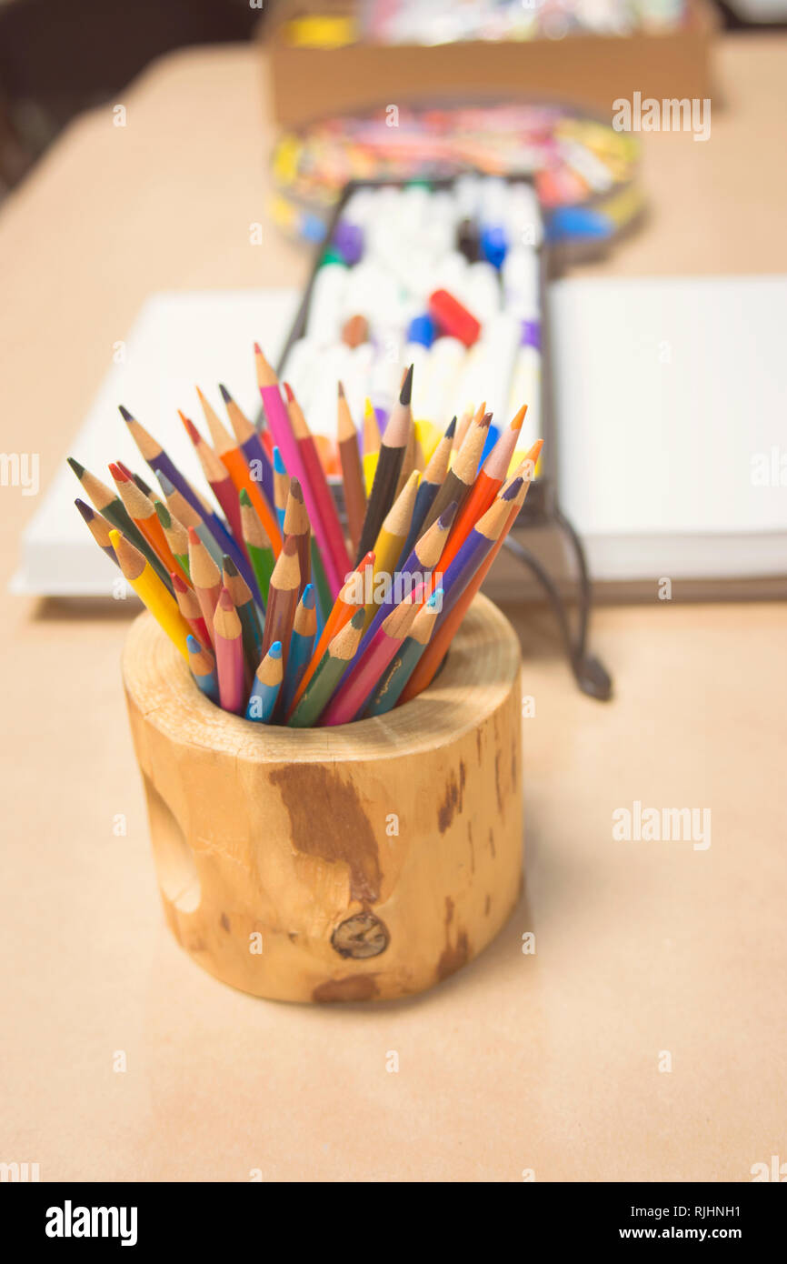 Buntstifte sitzen auf Kunst für Kinder Tabelle Stockfoto
