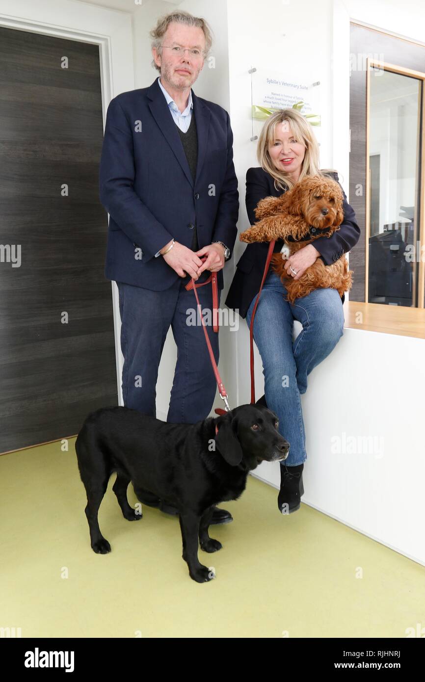 Julia und Hans Rausing mit ihren Hunden Sybille, die schwarzen Lab, und Billy. Julia und Hans Rausing besuchen Sie die rspca South Cotswolds Zweig Cotswolds Hunde Stockfoto